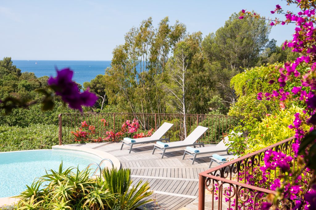 Piscine et terrasse d'une villa de luxe avec vue mer au Pradet